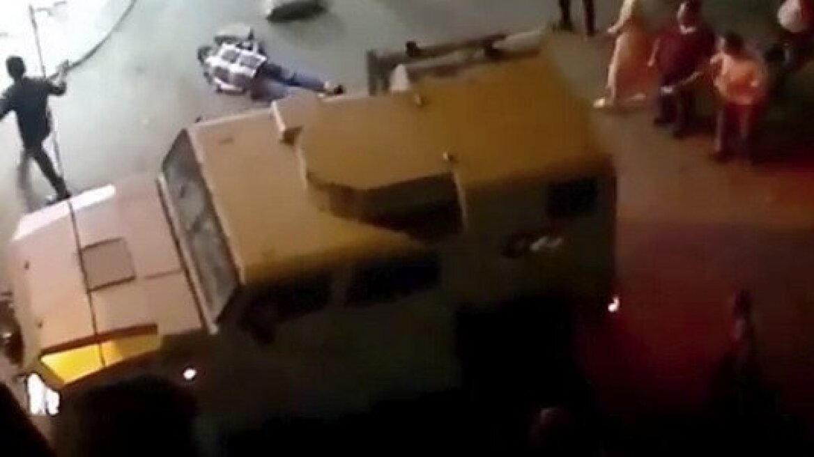 Σοκαριστικό βίντεο με εν ψυχρώ δολοφονία Αιγύπτιου διαδηλωτή!